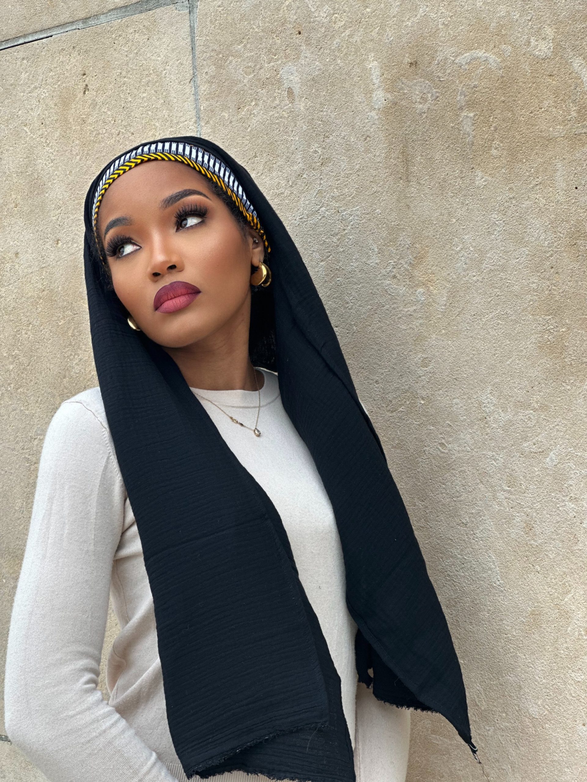 hijab noir loin